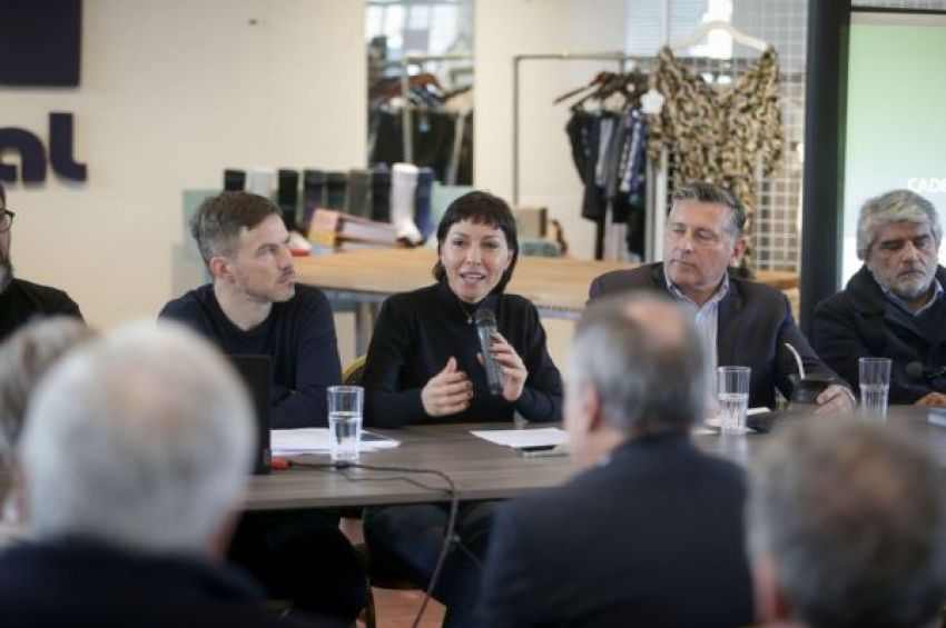 Mayra Mendoza y los ministros Costa y Correa participaron de un encuentro con representantes de la cadena textil