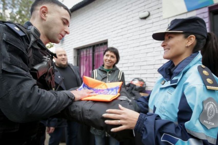 Seguridad: Mayra Mendoza entregó material de trabajo a efectivos del Escuadrón Motorizado
