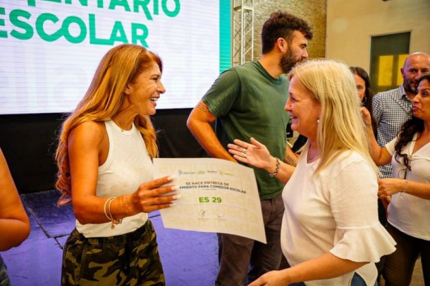 Magdalena Sierra entregó equipamiento para cocinas y comedores de Avellaneda
