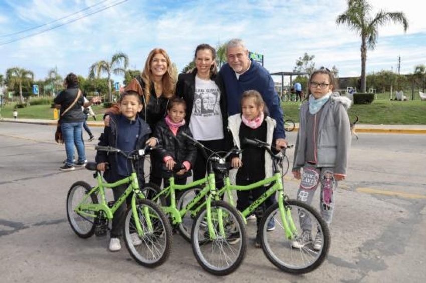 Por el programa municipal «Tu primera bici», 1500 chicos y chicas de Avellaneda recibieron sus rodados