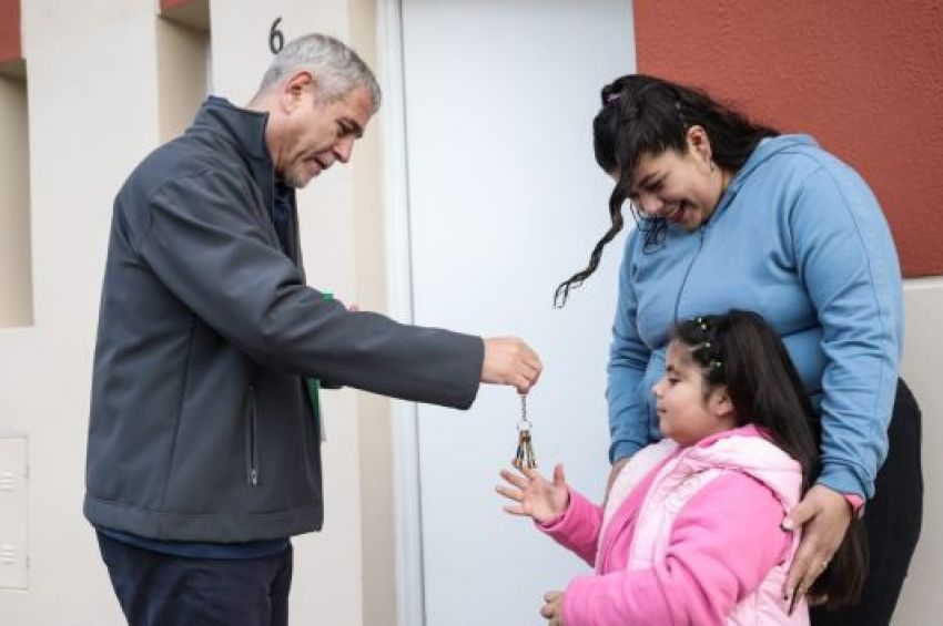 Ferraresi entregó viviendas en el Barrio Azul de Wilde