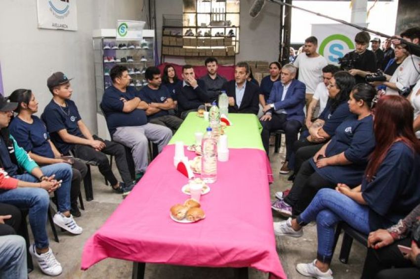 Jorge Ferraresi y Sergio Massa visitaron una fábrica de zapatillas en Gerli