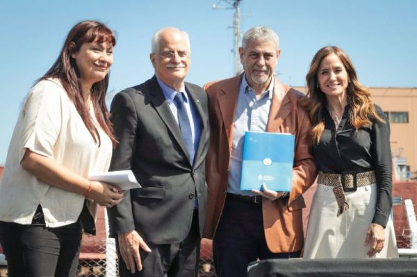 Ferraresi firmó un convenio para recibir equipamiento urbano en barrios populares de Avellaneda
