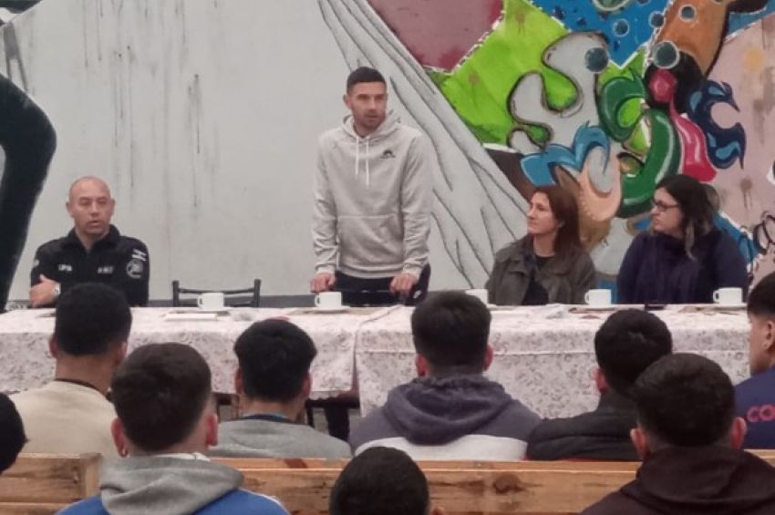 El goleador de Racing, Adrián «Maravilla» Martínez, brindó una charla motivacional en una cárcel de Campana