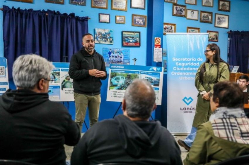 Lanús Gobierno organizó un encuentro con vecinos y vecinas de Valentín Alsina para explicar cómo funciona la app Lanús Segura