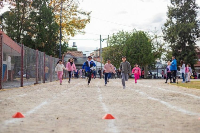 Más de 500 alumnos y alumnas de escuelas primarias participaron de una jornada de atletismo en el Parque General San Martín