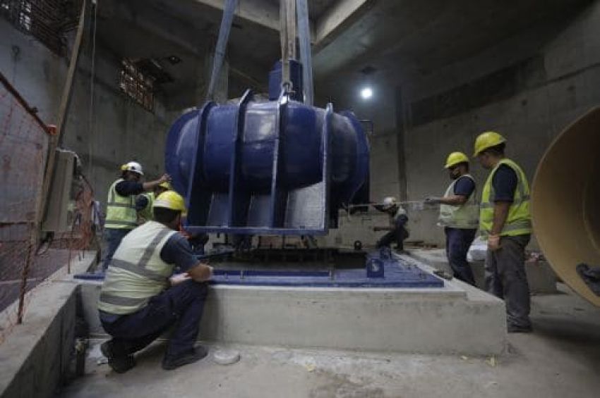 Sistema Riachuelo de AySA: comenzó el montaje de las grandes bombas en el Lote 2