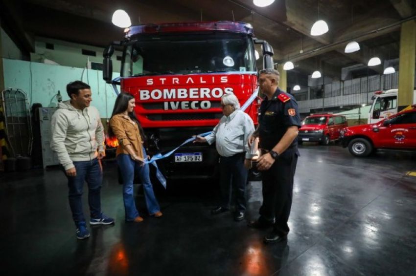 Nuevo camión cisterna para los Bomberos Voluntarios de Lanús