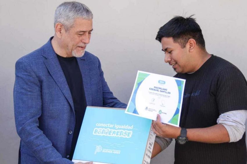 Ferraresi entregó becas y computadoras en el Centro de Formación Integral 1