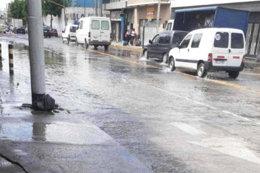 AySA trabaja en la reparación de una cañería de distribución en Avellaneda