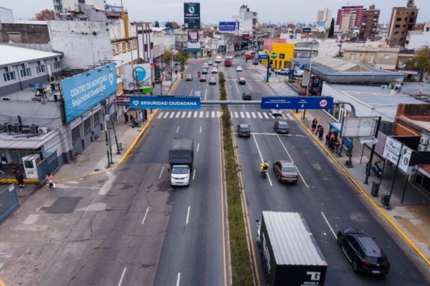 Corte en la intersección de Av. Hipólito Yrigoyen e Intendente Manuel Quindimil por instalación de anillo digital