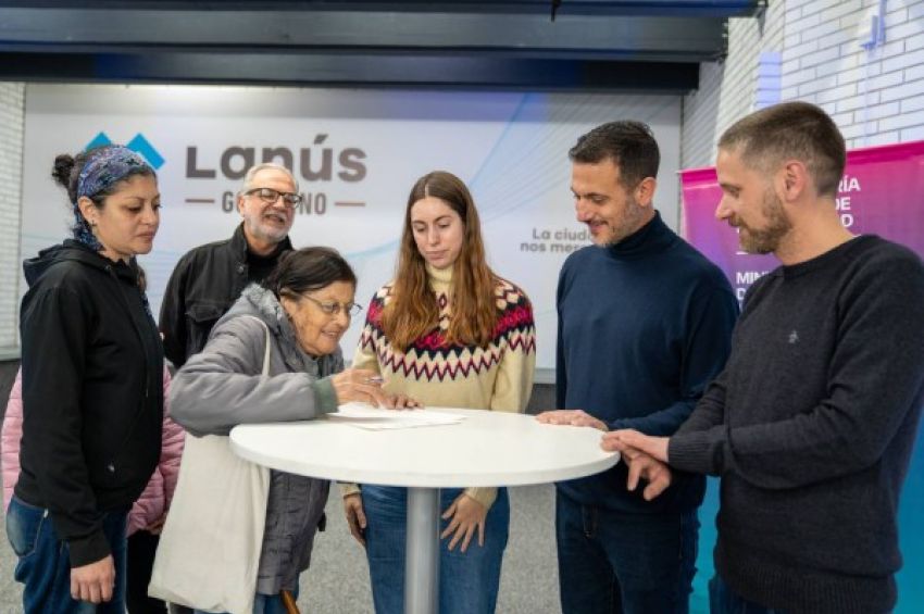 Julián Álvarez y Leandro Decuzzi entregaron escrituras a familias de Lanús