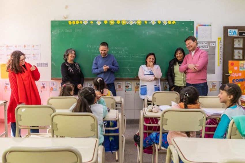 Lanús Gobierno entregó mobiliario en las escuelas primarias Nº74 y secundaria Nº39