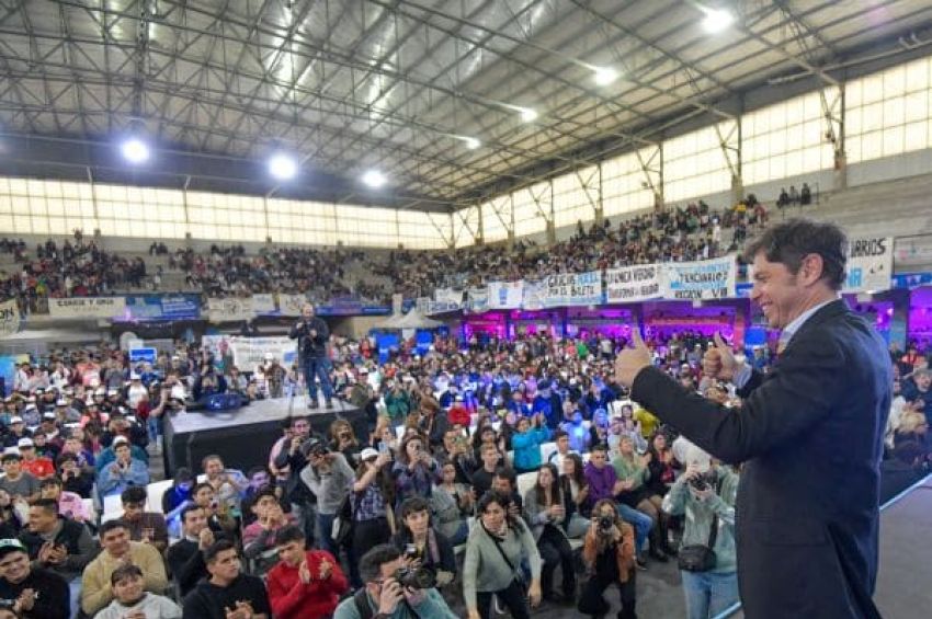 Kicillof anunció la implementación del Boleto Estudiantil para el nivel terciario desde octubre