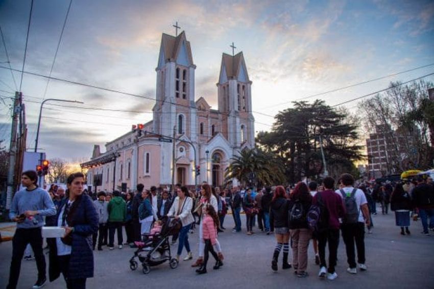 Miles de vecinos y vecinas participaron de la 56º edición de los Fogones de Bernal