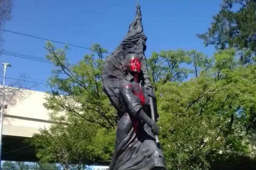 Sigue la violencia libertaria: vandalizaron el monumento a Evita en Avellaneda