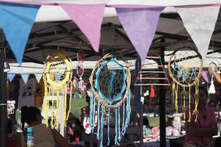 Regalos de Navidad en la Feria de Trabajadoras de la Economía Popular de Lanús