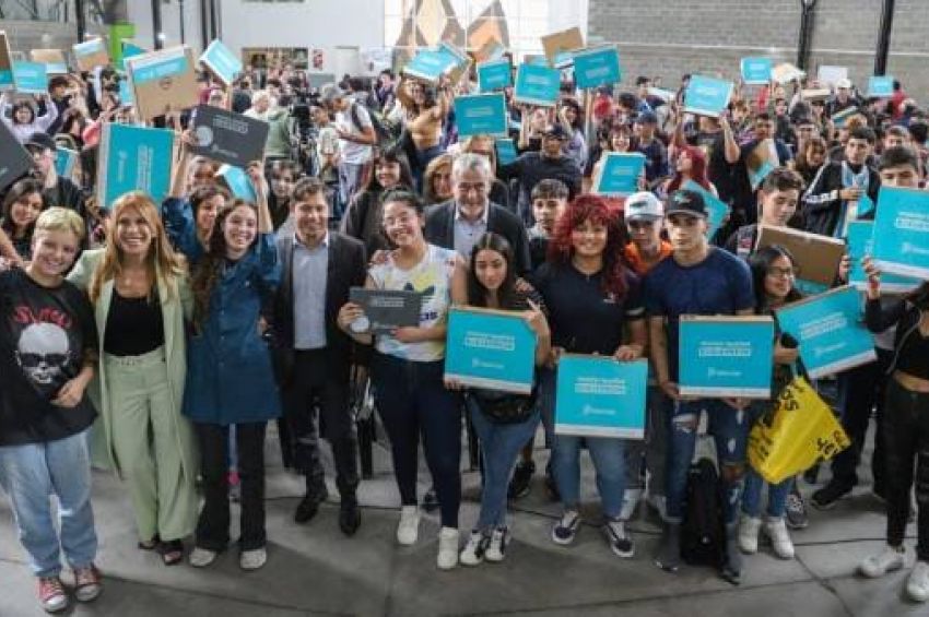 Kicillof, Ferraresi y Sierra entregaron notebooks en seis escuelas de Avellaneda