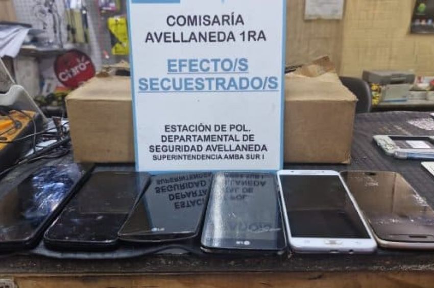 El municipio de Avellaneda realizó un operativo en locales de ventas de celulares