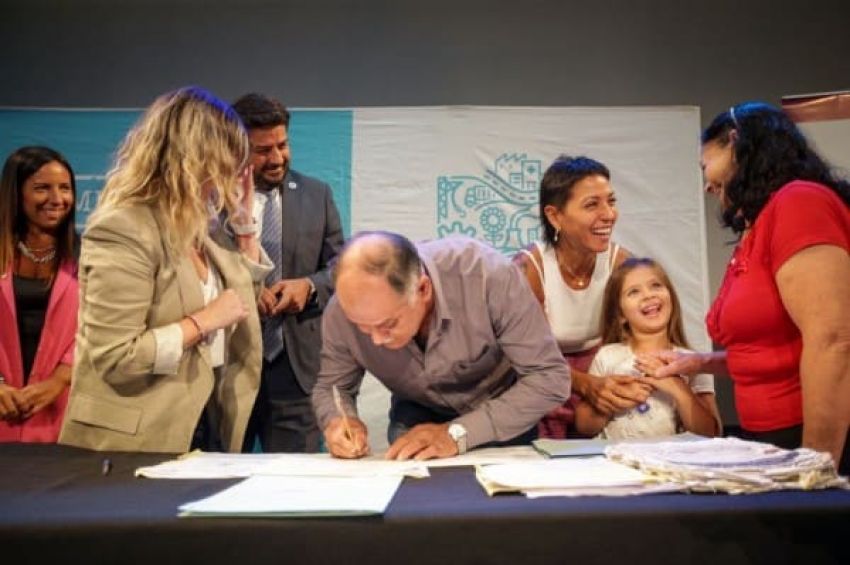 Mayra junto al ministro Mena en el acto de firma de escrituras