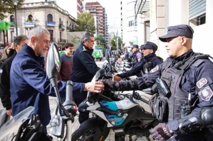 Ferraresi entregó apoyo económico a aspirantes a fuerzas de seguridad y motos a la policía