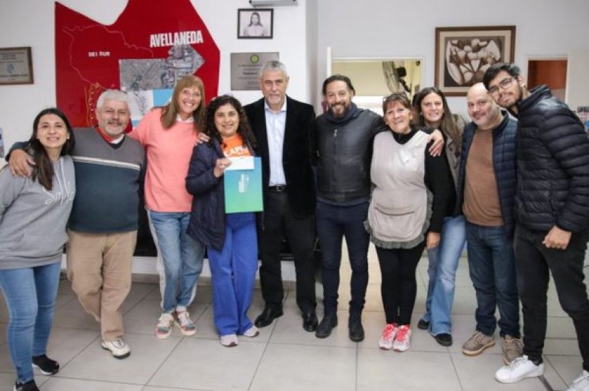 Ferraresi entregó subsidios para obras en más escuelas públicas de Avellaneda