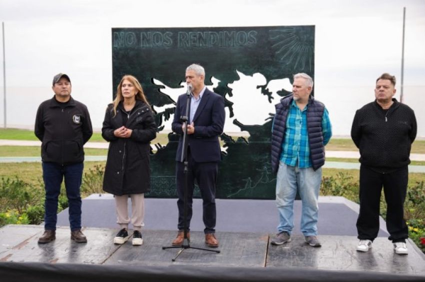 «No nos rendimos»: Ferraresi inauguró un monumento sobre Malvinas en el Parque del Río
