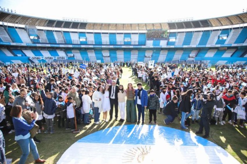 Alumnos de escuelas públicas de Avellaneda prometieron lealtad a la bandera en el Cilindro