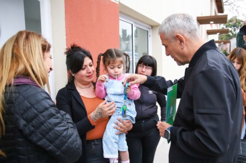 Ferraresi entregó viviendas en Barrio Azul