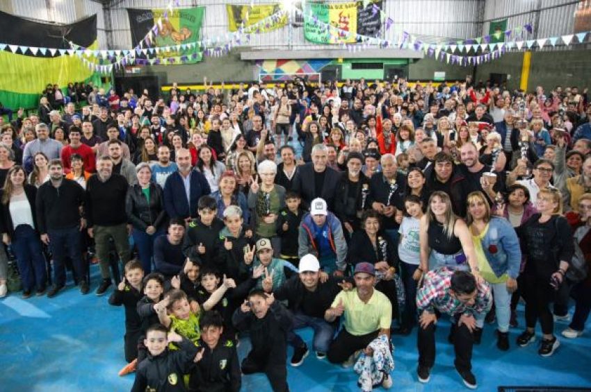 Ferraresi rindió homenaje a vecinos y vecinas destacados de Villa Corina