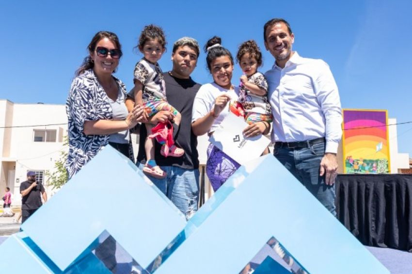 Julián Álvarez entregó viviendas que el municipio de Lanús finalizó con fondos propios