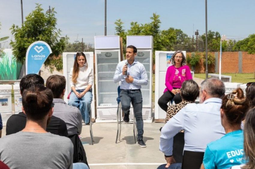 Julián Álvarez entregó equipamiento a 51 escuelas de Lanús