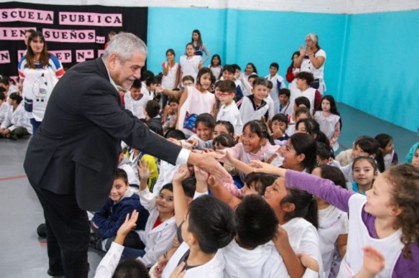 Ferraresi recorrió e inauguró obras en escuelas de Avellaneda