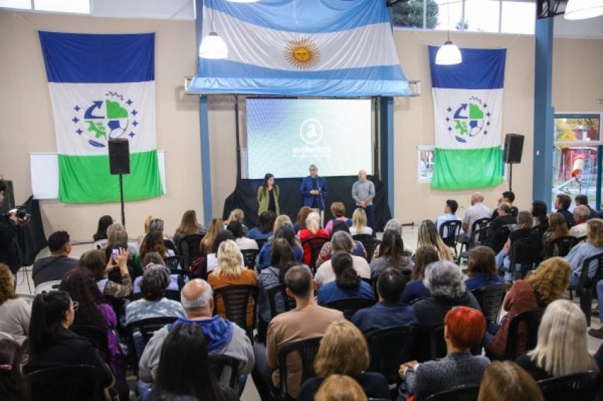 Ferraresi le entregó subsidios a 34 instituciones educativas: «Siempre con nuestras escuelas»