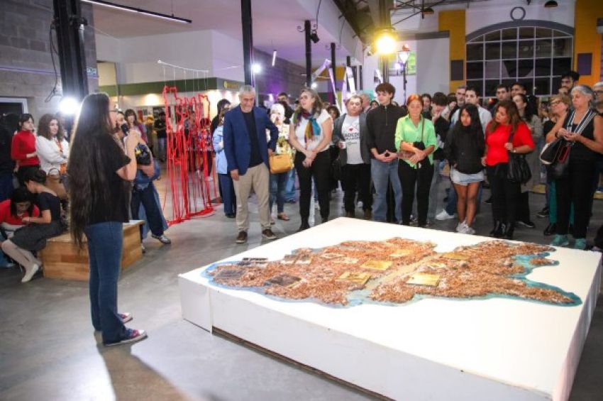 Ferraresi visitó la exposición colectiva «Malvinas es soberanía»