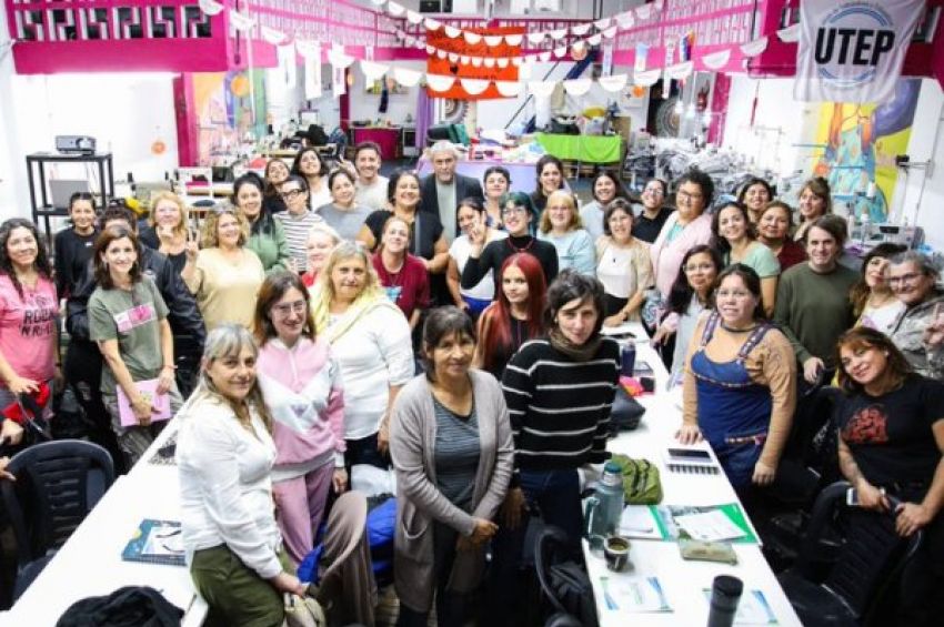 Comenzó la Diplomatura en Producción de Indumentaria y Textil en la cooperativa «Somos Mandarinas»