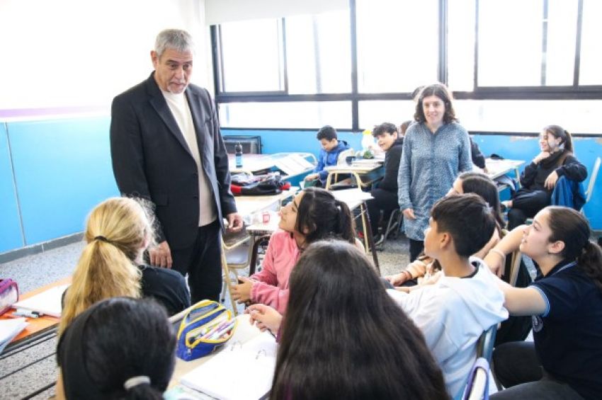 Ferraresi recorrió la Escuela Secundaria N°4 de Gerli