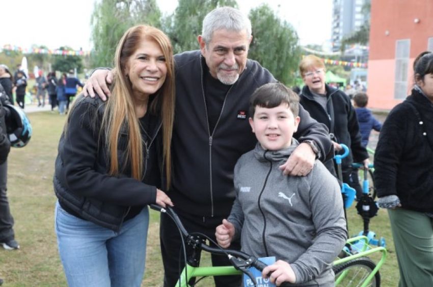 Ferraresi entregó 2.129 bicicletas a alumnos y alumnas de 6º grado de 36 escuelas de Avellaneda