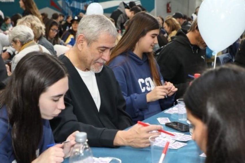 Ferraresi visitó el bingo que realizaron los estudiantes del colegio San Martín