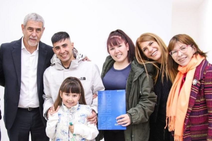 Ferraresi entregó viviendas a familias de Avellaneda, cuya construcción había paralizado Milei