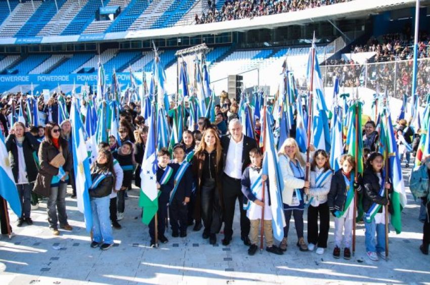 Promesa de Lealtad a la Bandera de alumnos de Avellaneda en el Cilindro