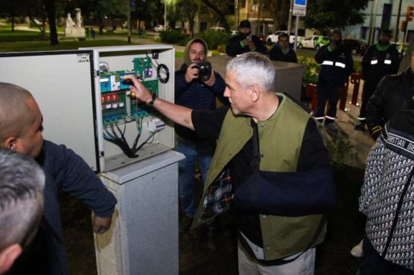 Ferraresi inauguró un nuevo semáforo en Avenida Roca y 12 de Octubre