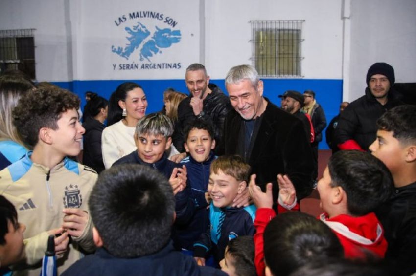 Ferraresi visitó y presentó obras en el Club Nuevo Sol de Wilde