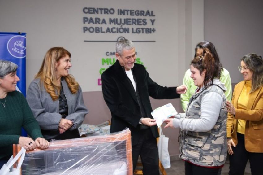 Jorge Ferraresi y Magdalena Sierra entregaron 19 kits del programa «Desde la Panza»