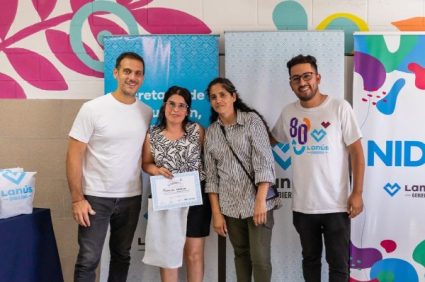 Lanús Gobierno entregó diplomas a vecinas y vecinos egresados de los cursos gratuitos, en el NIDO Monte Chingolo