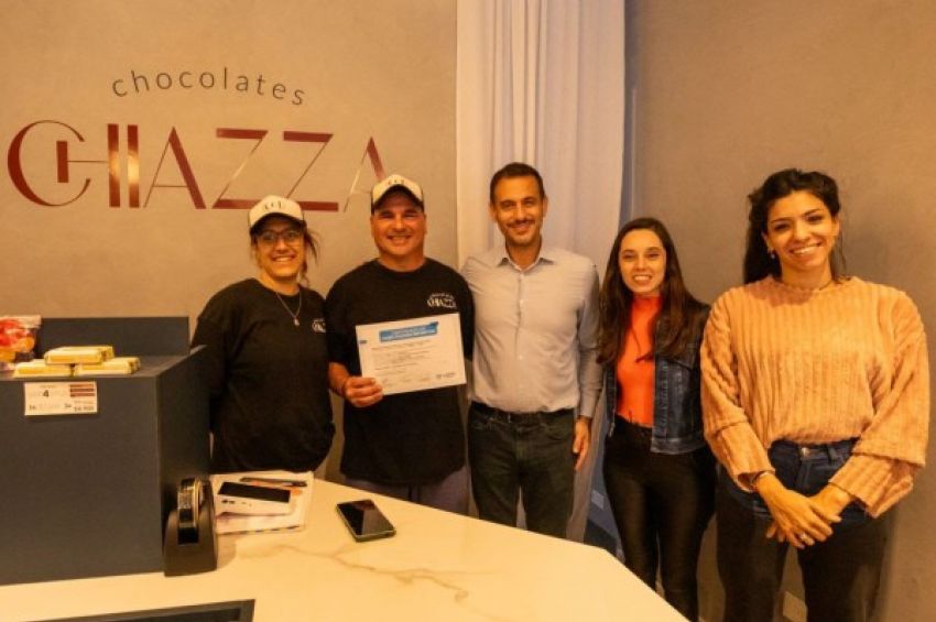 Julián Álvarez le entregó el certificado de habilitación comercial a la chocolatería Chiazza