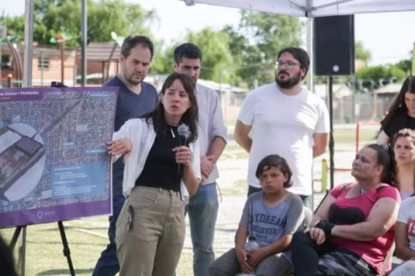 Funcionarios quilmeños anunciaron las obras de un nuevo polideportivo y de asfaltos en el barrio Kolinos de Quilmes Oeste