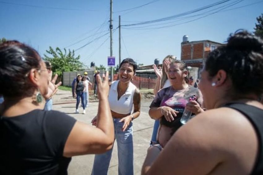 Mayra recorrió obras en el barrio kolynos: nuevo polideportivo y pavimentos
