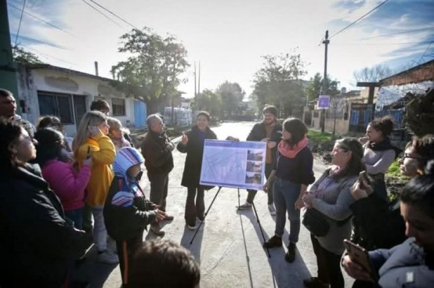Mayra recorrió junto a los vecinos la obra de pavimentación de 12 cuadras en el barrio San Antonio de Quilmes Oeste