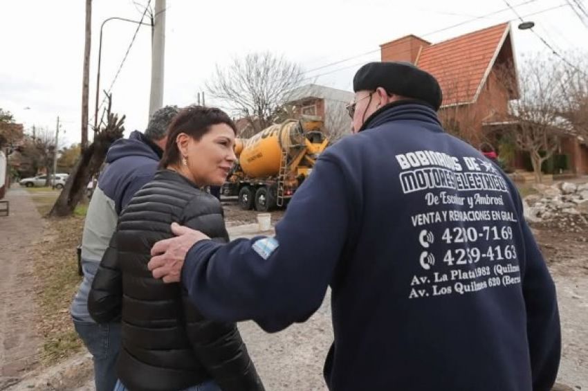 Mayra supervisó trabajos de bacheo en hormigón en Quilmes Oeste y dialogó con vecinos